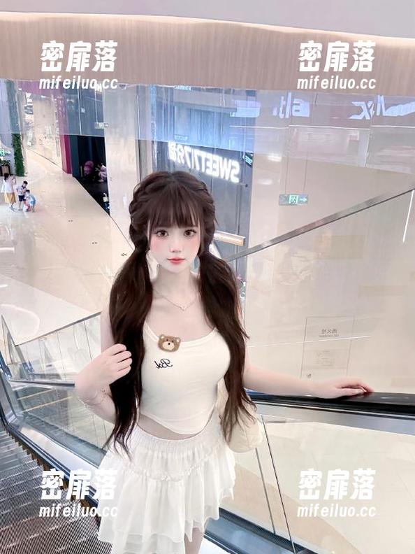 51吃瓜网导航推荐：穿上张家界婚纱，背对美丽的风景，生活美好得不可思议！